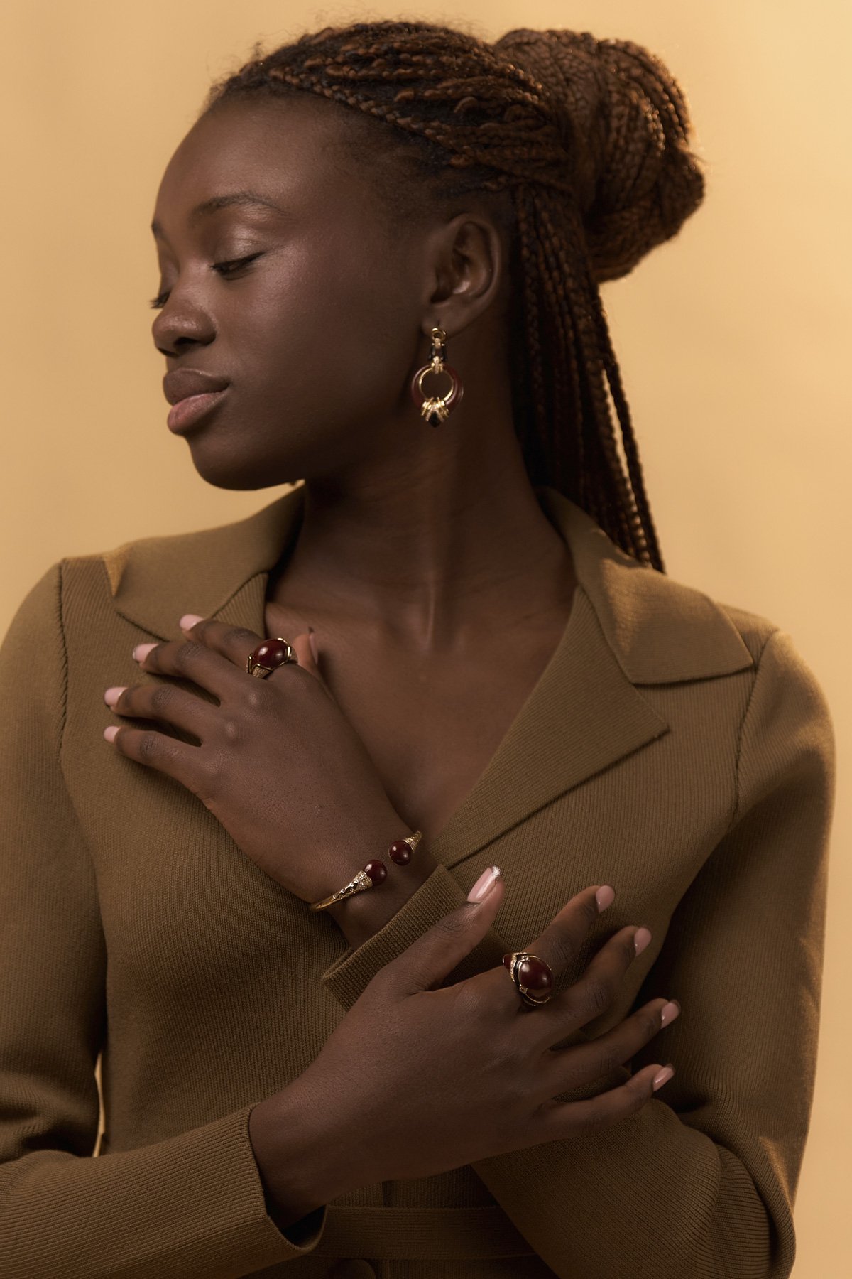 modelo-anillo-pulsera-pendientes-dorado-marron-chocolate-velvet-lux-malizzia